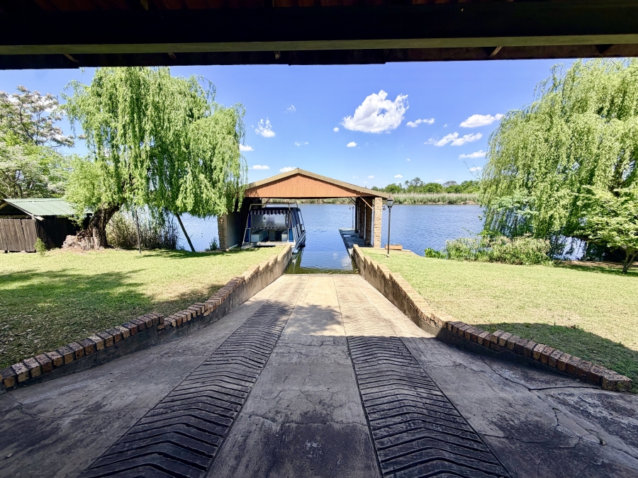 7 Bedroom Property for Sale in Mullersrust Free State